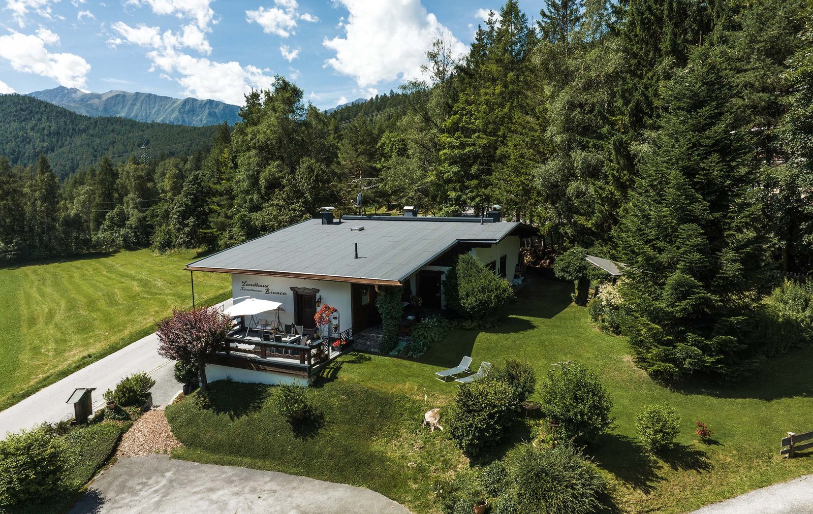 Casa Bianca dall'alto – in posizione tranquilla ai margini del bosco
