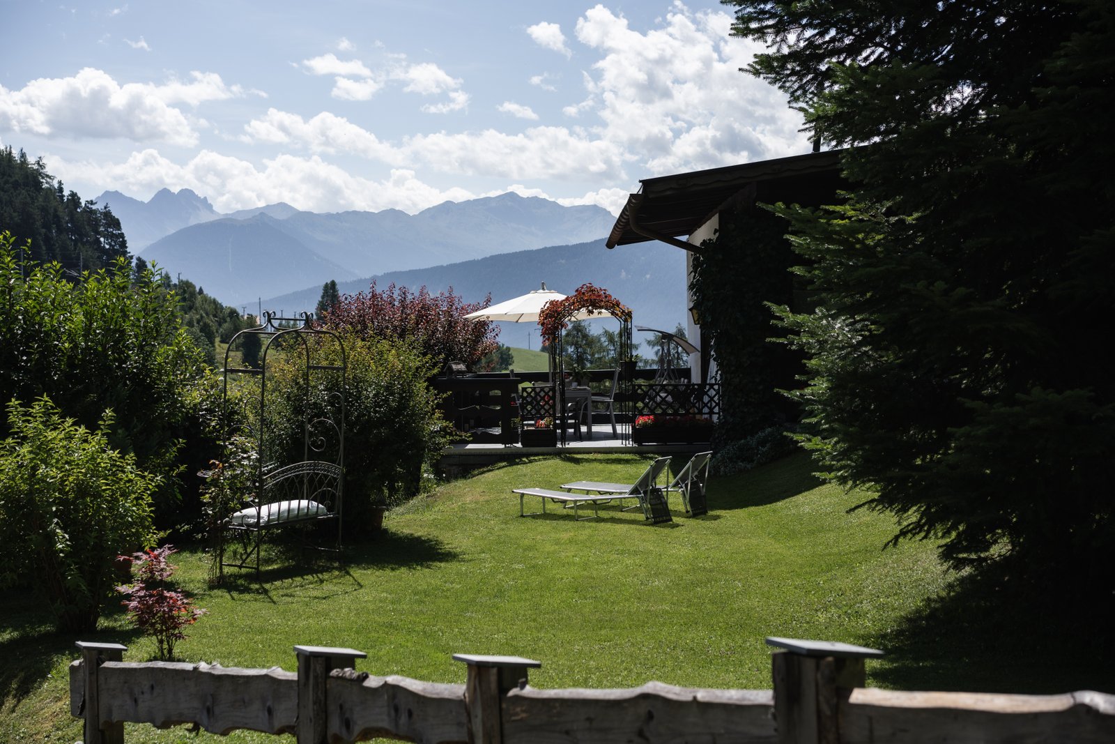 Giardino di Casa Bianca con sdraio e vista sulle montagne tirolesi