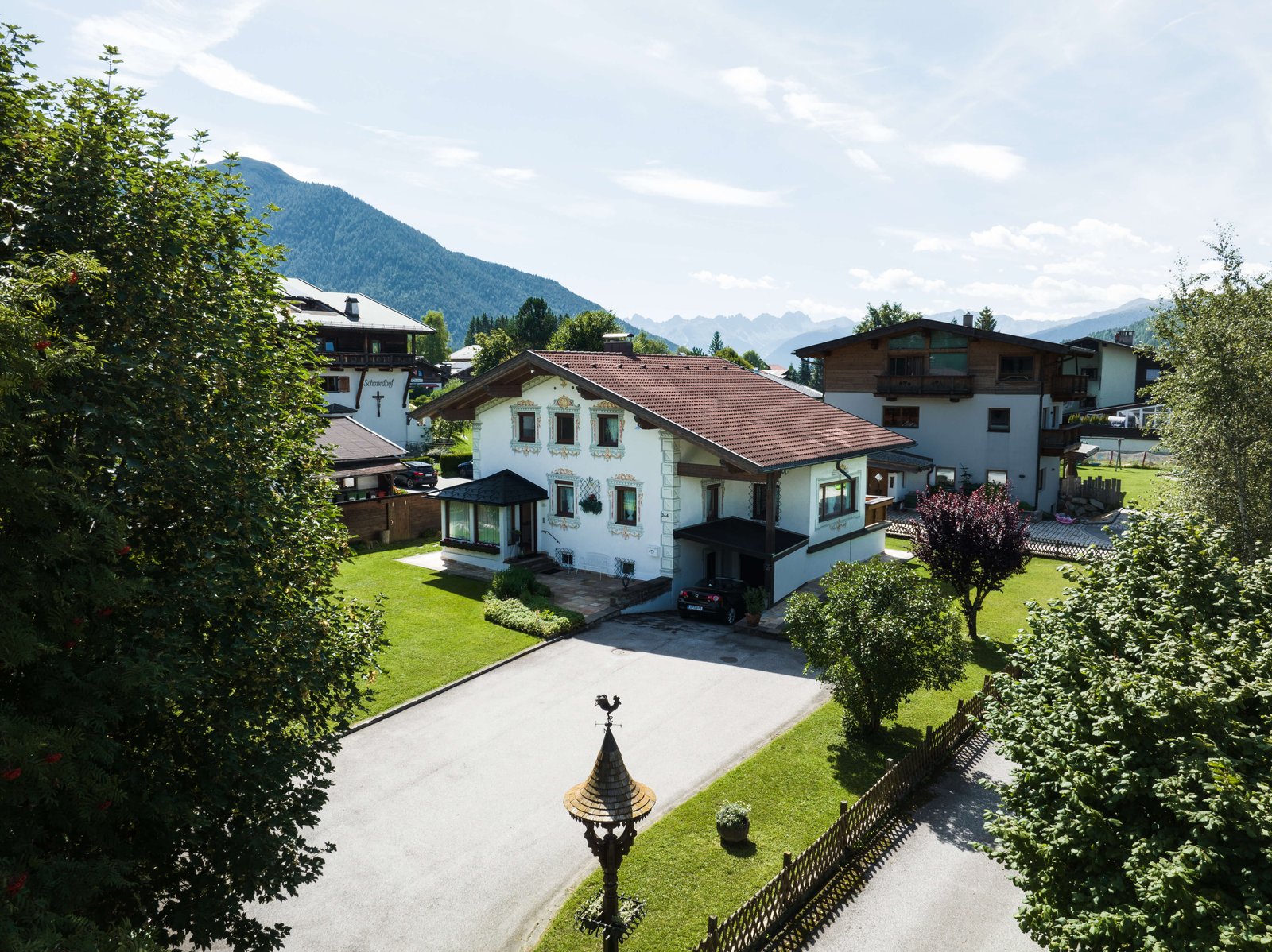 Haus Erika von oben mit Garten, Zufahrt und Bergen im Hintergrund
