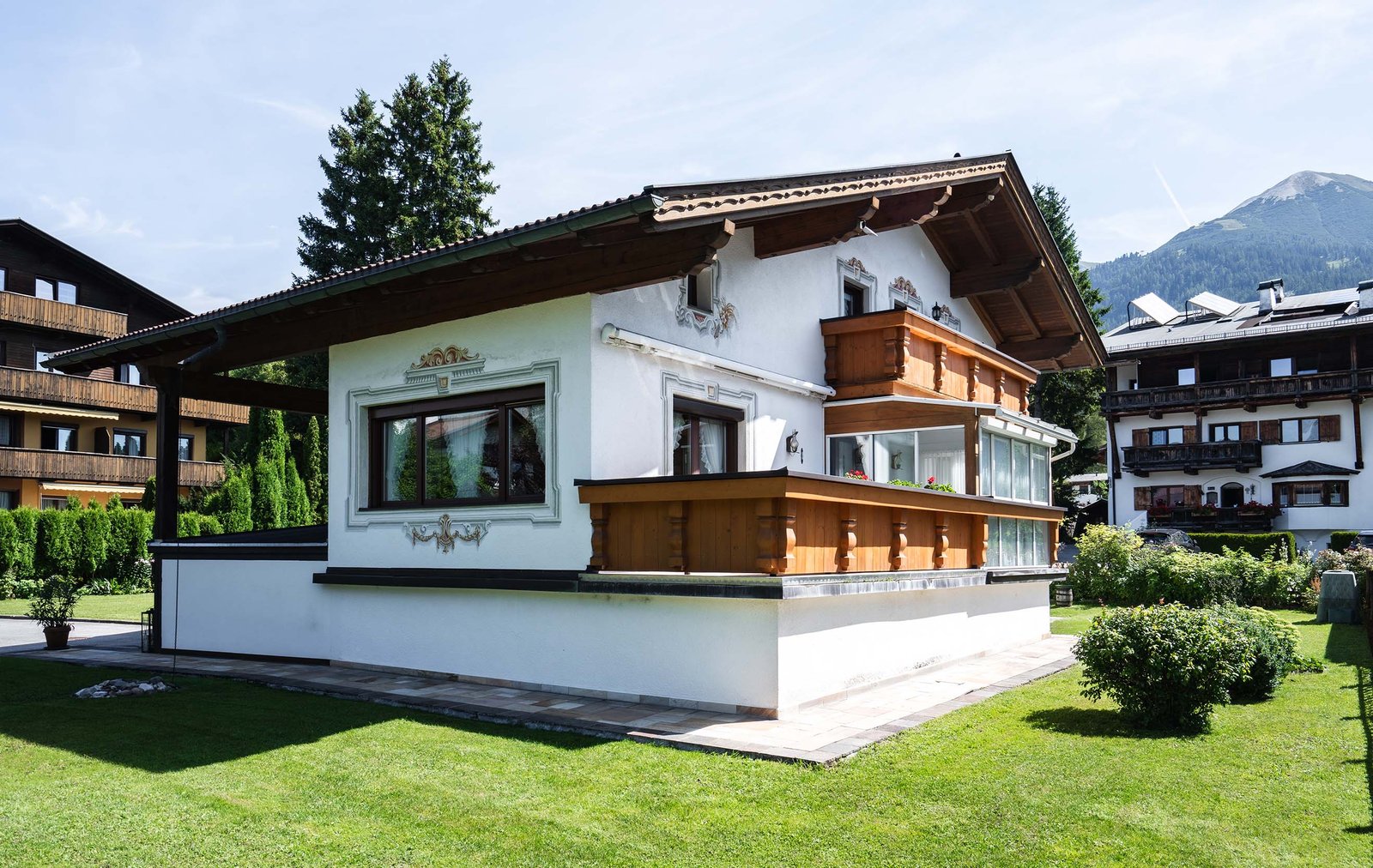 Retro di Casa Erika con balcone in legno e giardino d'inverno