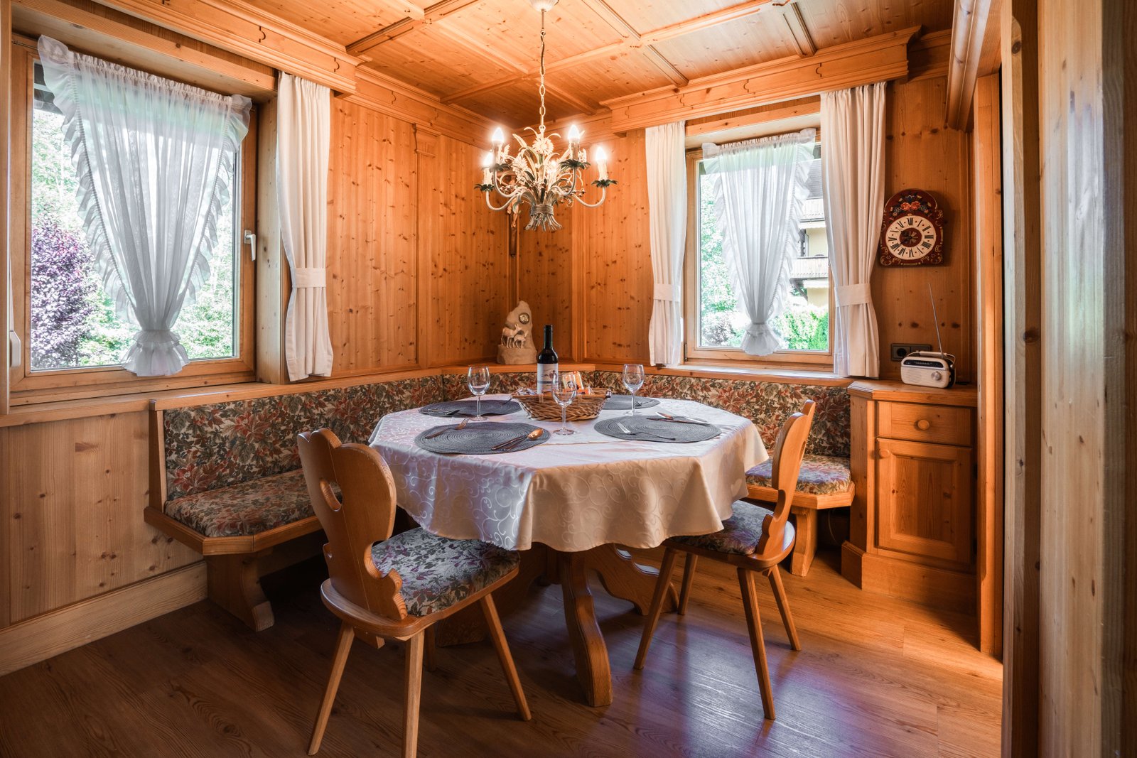 Accogliente stube tirolese in legno con panca ad angolo
