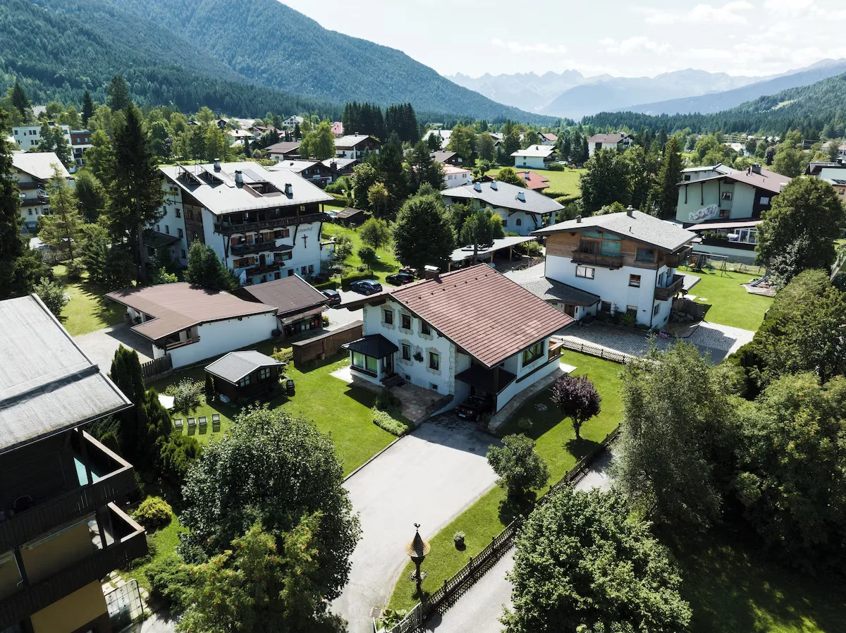 Luftaufnahme von Seefeld mit Haus Erika und den umliegenden Bergen